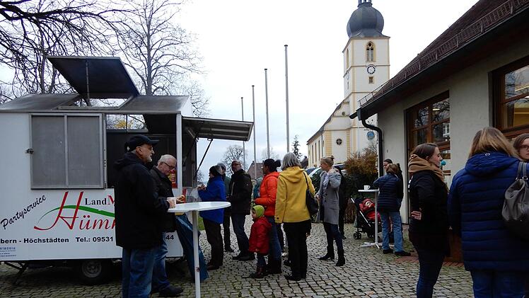 Die Bratw&uuml;rste, die im vergangenen Jahr so schmerzlich vermisst wurden, waren heuer wieder hei&szlig; begehrt.Horst Schneider
