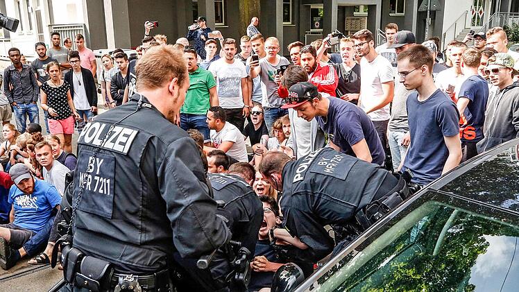 Am 31. Mai 2017  geriet die Polizei in Nürnberg  mit Berufsschülern aneinander,    die  gegen die   Abschiebung    von Asef N. protestierten. Michael Matejka, dpa
