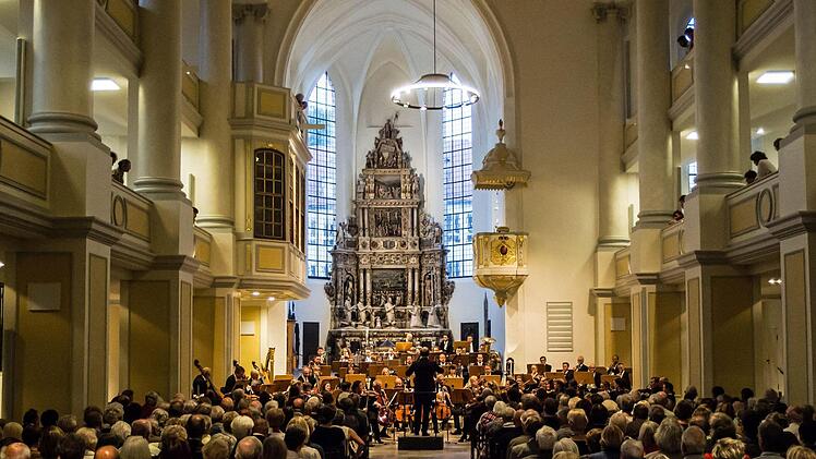 Eine faszinierende Interpretation der "Achten" von Anton Bruckner gelang derm Philharmonischen Orchester des Landestheaters unter Leitung von Roland zum Abschluss der Konzertsaison. Das begeisterte Publikum dankte mit stehenden Ovationen.Foto: Jochen Berger