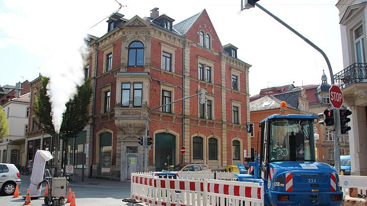Die SÜC erneuern im Kreuzungsbereich einen Fernwärmeschacht.Foto: Svenja Sollmann