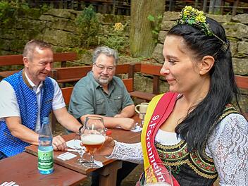 Sie kann es: Bierkönigin Melanie I. zeigt sich bei der FT-Bierprobe vorige Woche zum eigentlichen Annafest-Auftakt ihrer Aufgabe gewappnet.  Foto: Ronald Rinklef