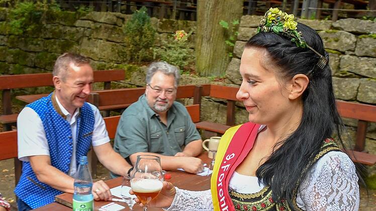 Sie kann es: Bierkönigin Melanie I. zeigt sich bei der FT-Bierprobe vorige Woche zum eigentlichen Annafest-Auftakt ihrer Aufgabe gewappnet.  Foto: Ronald Rinklef
