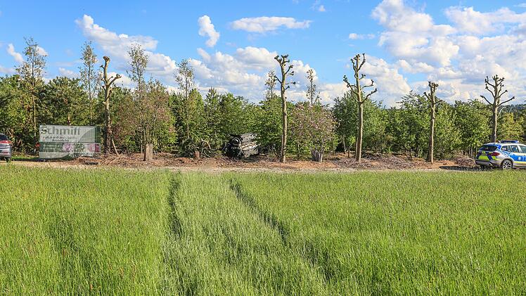 Auto kommt von Stra&szlig;e ab und kracht in Baumschule: Fahrer &uuml;bersteht Unfall leicht verletzt