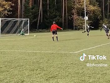 Eckental: Fu&szlig;ballerin springt bei Herrenmannschaft ein und schie&szlig;t Tor - Video geht viral