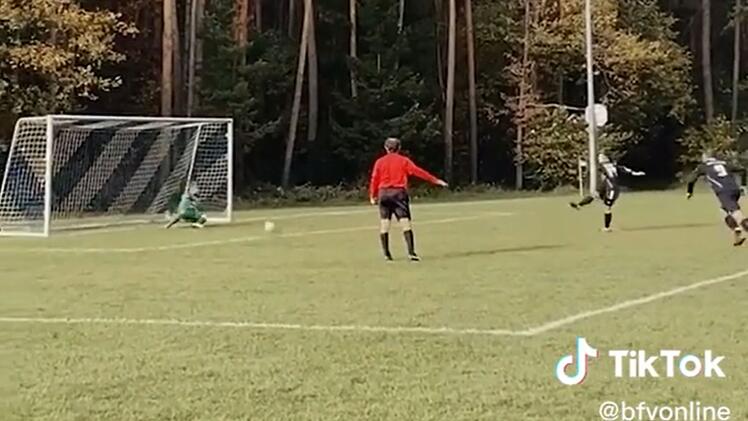 Eckental: Fußballerin springt bei Herrenmannschaft ein und schießt Tor - Video geht viral