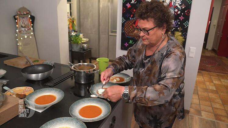 Routiniert formt Uschi ihre Sahnenockerl für die Tomatensuppe.
