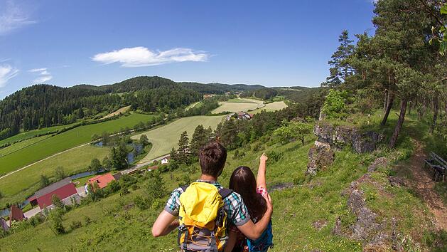 Lauterachtal Wandern Oberpfalz Wanderer Natur Urlaub Wanderweg Hohenburg Kastl Oberpf&auml;lzer Jura Wandertour Landschaft Bayern Erholung Ausflug Naturerlebnis Wald Wiesen H&uuml;gel Familienausflug Wanderroute Outdoor Aktivurlaub Freizeit Ruhe Naturpark Sehensw&uuml;rdigkeiten Burgruine Wanderparadies Genusswandern