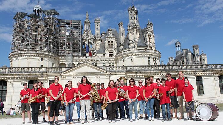 Die Georgi-Bläser vor dem Schloss Chambord