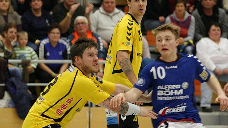 Der vom Zweitligisten SC DHfK Leipzig kurzfristig verpflichtete Philipp Seitle arbeitete in der HSC-Abwehr gewissenhaft und erzielte beim 26:21-Sieg in Auerbach auch sein erstes Saisontor für den HSC Coburg. Im Hintergrund Steffen Coßbau, der nach der Partie sogar von einer "Coburger Notbesetzung" sprach. Foto: Iris Bilek
