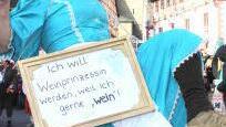 Norbert Dürrbeck will Weinprinzessin werden. Bei diesen Schuhe stehen die Chancen nicht schlecht.