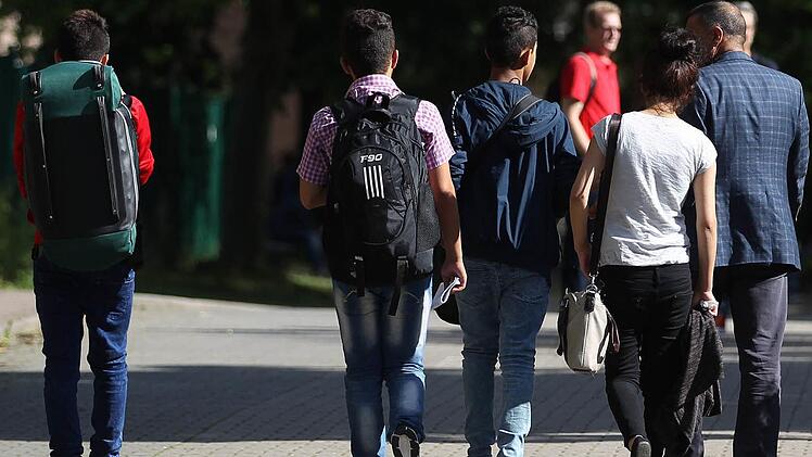 Jung, allein und auf der Flucht: Minderjährige ohne Eltern auf dem Weg nach Europa  Foto: Ina Fassbender/dpa