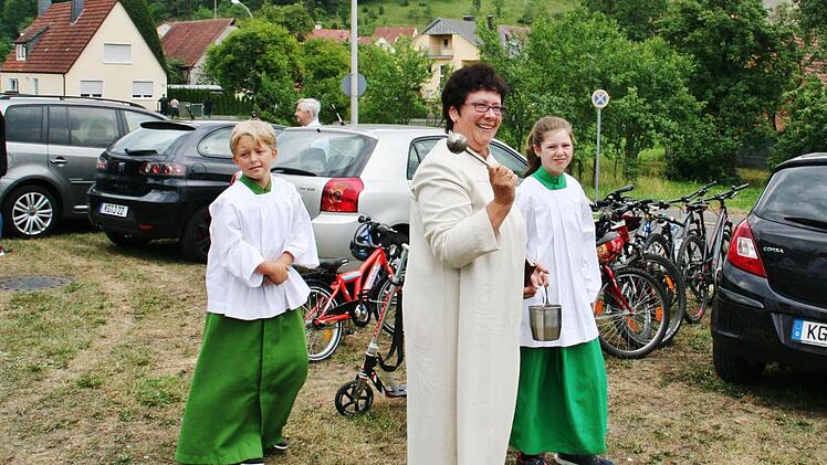Eine Fahrzeugsegnung war die letzte offizielle Amtshandlung von Gemeindereferentin Monika Hufnagel.  Foto: Werner Vogel
