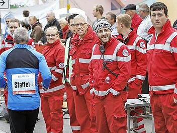 Für alle Fälle gerüstet: Die Einsatzkräfte vom Bayerischen Roten Kreuz.  Foto: Matthias Hoch