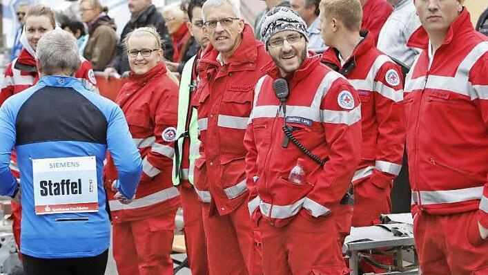Für alle Fälle gerüstet: Die Einsatzkräfte vom Bayerischen Roten Kreuz.  Foto: Matthias Hoch