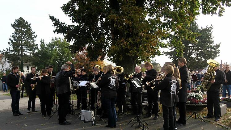 Die Stadtkapelle mit Georg Römer am Pult  Foto: Johanna Blum