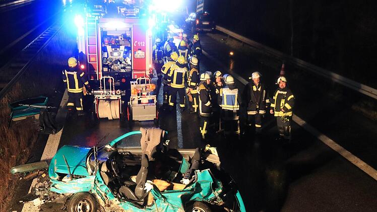 Auf der A70 bei Werneck sind am Donnerstag mehrere Autos in eine Unfallstelle gekracht. Ein Mensch wurde eingeklemmt und schwer verletzt.  Foto: NEWS5 / Merzbach