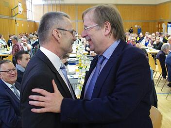 BFV-Präsident Rainer Koch (rechts) gratuliert Egon Grünbeck zu dessen einstimmiger Wahl zum Kreisvorsitzenden und Kreisspielleiter. Fotos: Hartmut Neubauer