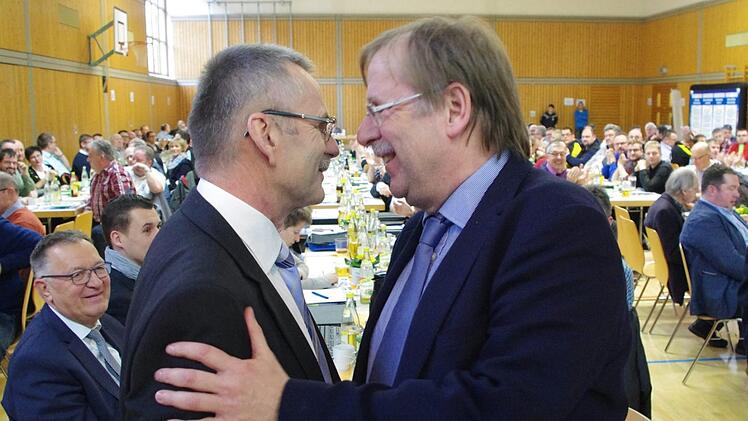 BFV-Präsident Rainer Koch (rechts) gratuliert Egon Grünbeck zu dessen einstimmiger Wahl zum Kreisvorsitzenden und Kreisspielleiter. Fotos: Hartmut Neubauer