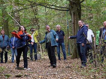 Den Fitnessparcours probierten einige der Eröffnungsgäste gleich aus. Konzentriert beim Speerwurf sind hier die Landesvorsitzende der Schutzgemeinschaft Deutscher Wald, Tanja Schorer-Dremel, Forstbetriebsleiter Ulrich Mergner und Rauhenebrachs Bürgermeister Matthias Bäuerlein bei der Eröffnung des Trekkingerlebnisses Steigerwald.Sabine Weinbeer