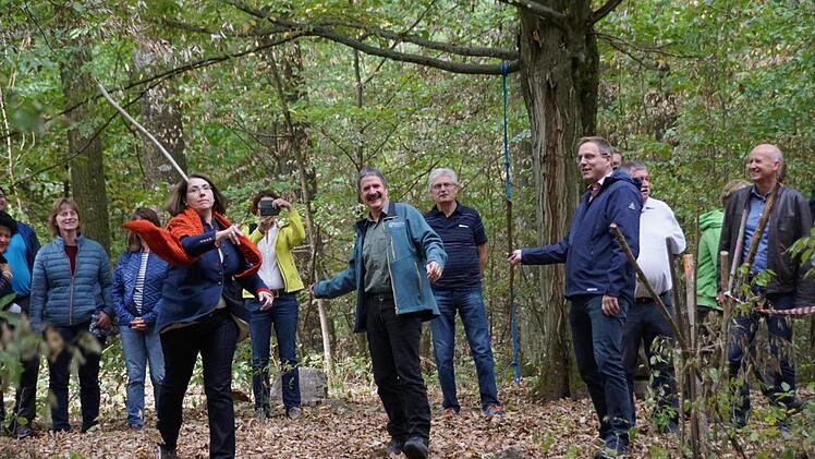 Den Fitnessparcours probierten einige der Eröffnungsgäste gleich aus. Konzentriert beim Speerwurf sind hier die Landesvorsitzende der Schutzgemeinschaft Deutscher Wald, Tanja Schorer-Dremel, Forstbetriebsleiter Ulrich Mergner und Rauhenebrachs Bürgermeister Matthias Bäuerlein bei der Eröffnung des Trekkingerlebnisses Steigerwald.Sabine Weinbeer