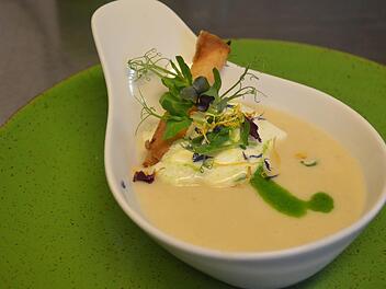 Mit Sahnehäubchen, Frühlingsrollen, Kräutern und dem selbstgemachten Schnittlauchöl ist das Schwarzwurzelsüppchen ein toller Auftakt. Foto: Rainer Lutz