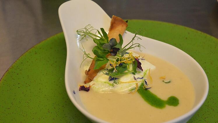 Mit Sahnehäubchen, Frühlingsrollen, Kräutern und dem selbstgemachten Schnittlauchöl ist das Schwarzwurzelsüppchen ein toller Auftakt. Foto: Rainer Lutz
