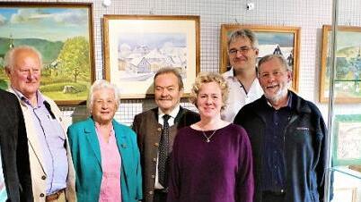 Eröffnung der Ewald-Müller-Stube in Ludwigsstadt. Von links: Bürgermeister Timo Ehrhardt, Richard und Edith Welsch, die die Stube betreuen, Altbürgermeister Gert Bayerlein, Manja Hünlein, Markus Springer und Kreisheimatpfleger Siegfried Scheidig; rechts im Bild ausdrucksstarke Schnitzarbeiten Foto: Gerd Fleischmann