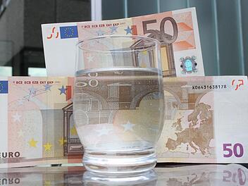 In Wonsees und einigen Thurnauer Ortsteilen müssen die Bürger mit höheren Kosten fürs Trinkwasser rechnen. Details sind allerdings noch immer nicht geklärt.  Symbolbild: Archiv/Jürgen Gärtner