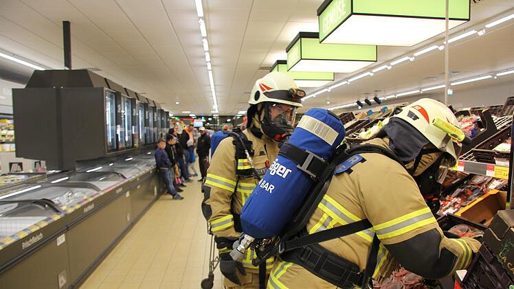 Die Kirchweih&uuml;bung der Ebersdorfer Feuerwehr f&uuml;hrte die Atemschutzger&auml;tetr&auml;ger in den Aldi-Markt - eine &Uuml;berraschung, die bei allen Beteiligten gut ankam. - Foto: Alexandra Kemnitzer