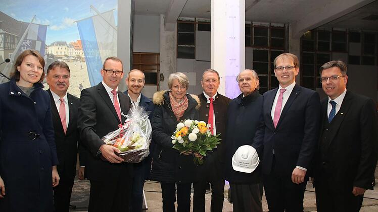 Glückwünsche für den frisch gekürten Kandidaten (von links): MdB Emmi Zeulner, Landrat Klaus Peter Söllner, die Stadträte Wolfram Brehm und Jörg Kunstmann, Andrea und Henry Schramm, Ehrenbürger Hans-Albert Ruckdeschel, Zweiter Bürgermeister Ralf Hartnack und Stadtrat Thomas Nagel.  Fotos: K. Geyer