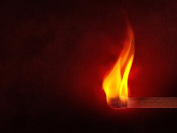 Symbolbild: Feuer, Streichholz