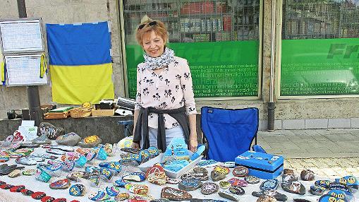 Ein Angebot an liebevoll bemalten Steinen f&uuml;r einen guten Zweck hatte Dagmar H&auml;nel vorbereitet.