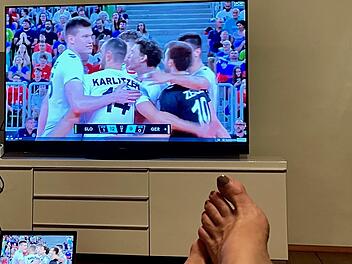 Über einen Streaming-Kanal sind die WM-Auftritte vom Hammelburger Moritz Karlitzek mit der deutschen Nationalmannschaft gemütlich vom Sofa aus zu sehen. Foto: Angelika Silberbach