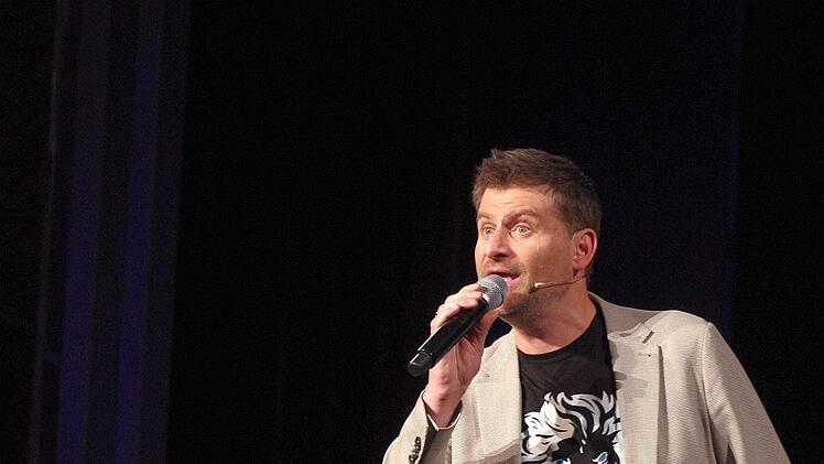 Mit einer herrlich unausgewogenen Mischung aus subtilem Nonsens, radebrechender Satire und frech-rockigen Liedern begeisterte Michael Altinger  sein Publikum in  Bad Kissingen. Foto: Klaus Werner