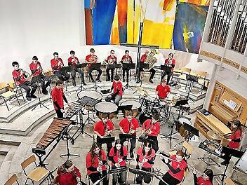 Das Sch&uuml;lerorchester unter der Leitung von Nicole Steinh&auml;user.