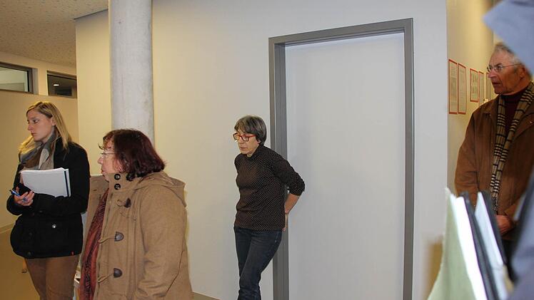 Sichtlich erschöpft: Kindergartenleiterin Theresia Salomon (an der Wand lehnend).