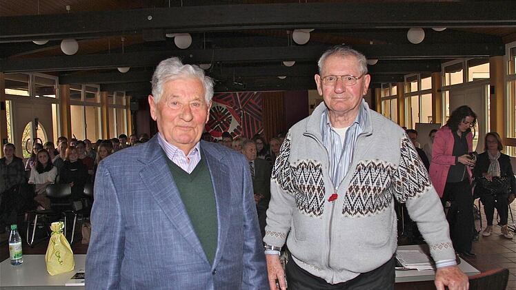 Alfred Stühler (links) aus Wien und Arnold Samuels aus den USA stellten sich den Fragen der Hammelburger Gymnasiasten.