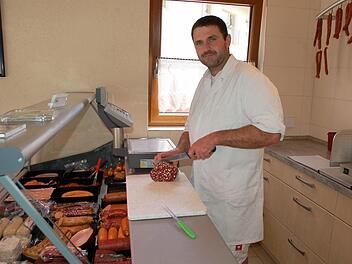 Metzger Sven Fischer in seinem Laden in Schafhof. Foto: Rainer Lutz