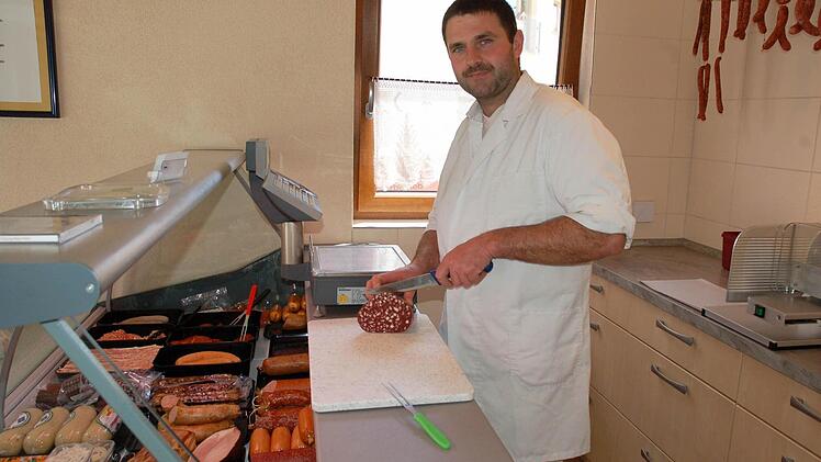 Metzger Sven Fischer in seinem Laden in Schafhof. Foto: Rainer Lutz