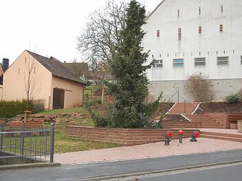 Wurde vor kurzem fertig gestellt: Der neue Dorfplatz gegenüber der Kirche in Frankenbrunn. Diese Baumaßnahme war eines der größeren Projekte, die im zu Ende gehenden Jahr umgesetzt werden konnten.  Foto: Günther Straub