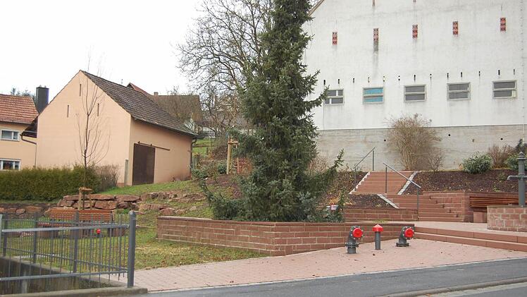 Wurde vor kurzem fertig gestellt: Der neue Dorfplatz gegenüber der Kirche in Frankenbrunn. Diese Baumaßnahme war eines der größeren Projekte, die im zu Ende gehenden Jahr umgesetzt werden konnten.  Foto: Günther Straub