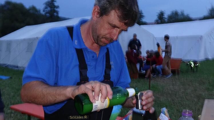 Viel zu tun hatten Ralf Schlinke von der Feuerwehr Königsberg und seine Helfer, denn an der Saftbar herrschte während der Lagerdisco reger Andrang.