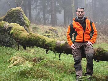 Auf dem Totnansberg: Hannes Napp vom Forstbetrieb Bad Brückenau entwickelt ein Konzept für den Umbau der Kernzonen. Fotos: Ulrike Müller