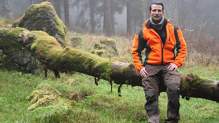 Auf dem Totnansberg: Hannes Napp vom Forstbetrieb Bad Brückenau entwickelt ein Konzept für den Umbau der Kernzonen. Fotos: Ulrike Müller