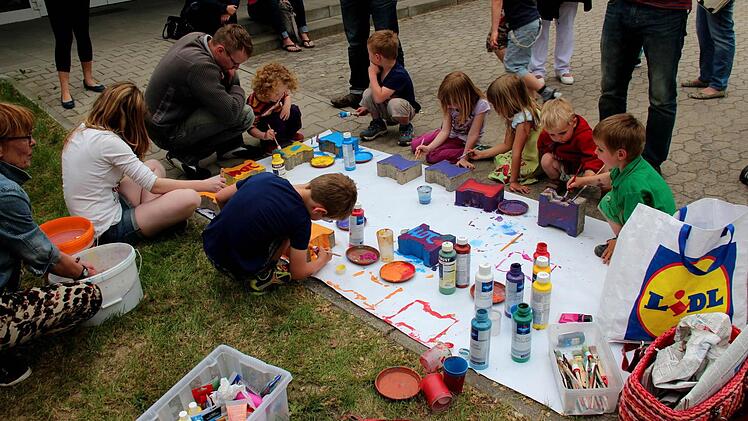 Hier werden Pflastersteine bemalt.