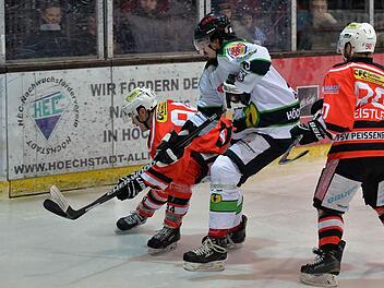Markus Babinsky war mit seinem Treffer in der fünfminütigen Verlängerung der Matchwinner im zweiten Play-off-Spiel gegen den TSV Peißenberg. Durch das 4:3 besitzen die Höchstadt Alligators drei Matchbälle um den Einzug ins Finale der Eishockey-Bayernliga.  Foto: Picturedreams/Archiv
