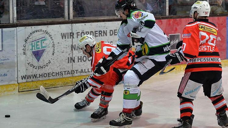 Markus Babinsky war mit seinem Treffer in der fünfminütigen Verlängerung der Matchwinner im zweiten Play-off-Spiel gegen den TSV Peißenberg. Durch das 4:3 besitzen die Höchstadt Alligators drei Matchbälle um den Einzug ins Finale der Eishockey-Bayernliga.  Foto: Picturedreams/Archiv