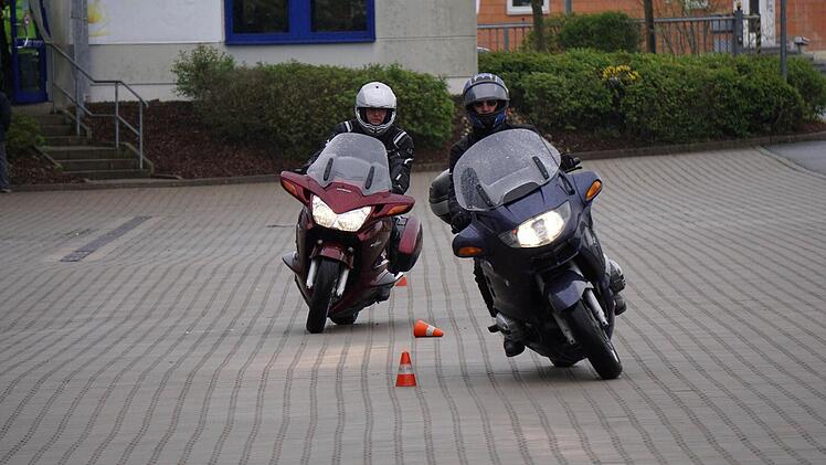 Auch im Slalom entwickelten die Teilnehmer ein Gefühl für das Fahrverhalten ihres Motorrads. Foto: Tina Meier
