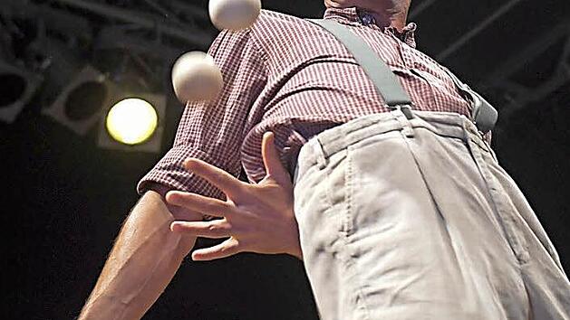 Bei der Gala jonglierte Stefano di Renzo mit B&auml;llen, am Wochenende dann mit Eimern. Fotos: Ronald Rinklef