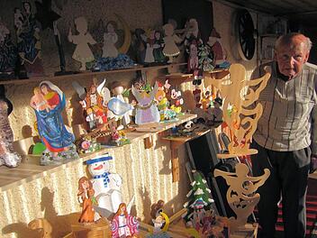 Blick in die Schatzkammer des Hobby-Bastlers und -Malers Paul Konrad in Marktschorgast. Er lässt die Engel Posaune spielen. Foto: Bruno Preißinger